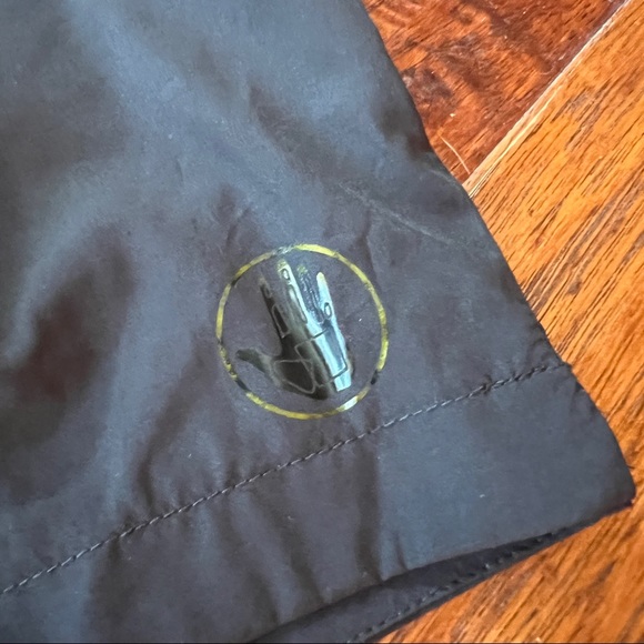 Body Glove Swim/Active top and shorts. - Picture 2 of 5